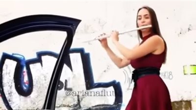 حسناء تخوض تحدي «كيكي» بطريقة رائعة (فيديو)