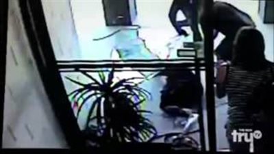 بالفيديو.. انتقام السماء من «حرامى» سرق محفظة سيدة