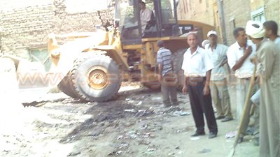 بالصور.. حملة لإزالة القمامة بمركز دشنا في قنا