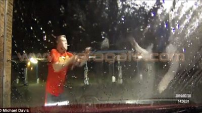 بالصور.. رجل يتغلب على لصين بحيلة ذكية