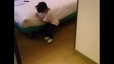 أب يصور فيديو لأبنائه بعد شربهم الخمر عن طريق الخطأ