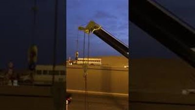 لحظة إنقاذ رجل احتجز في حادث انقلاب شاحنة بالرياض (فيديو)