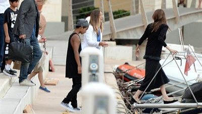 بالصور.. أنجلينا جولي تستمتع بوقتها مع زوجها براد بيت