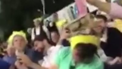 ماذا فعل الجمهور مع شاب نام في المدرجات؟ (فيديو)