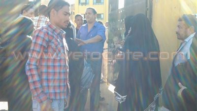 بالفيديو والصور.. احتشاد أولياء أمور طلاب 