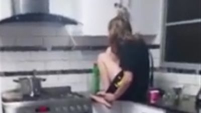 رد فعل فتاة رأت عنكبوتا داخل المطبخ (فيديو)