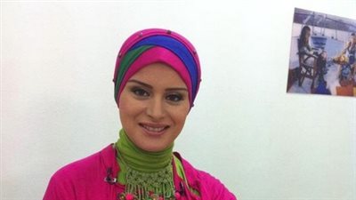 بالفيديو..متصلة تتوسل لمذيعة «الحياة»: أبوس إيديكي ساعديني