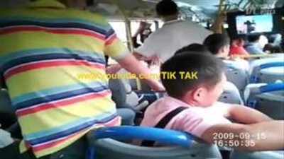 بالفيديو.. لحظة سرقة لصين حافظة نقود من رجل نائم في أتوبيس