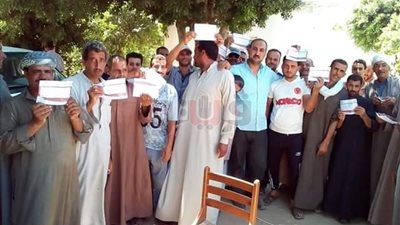 «قوى الشرقية» تسلم شهادات أمان للعمالة غير المنتظمة (صور)