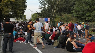 اللاجئون يغيرون وجهتهم من المجر إلى كرواتيا