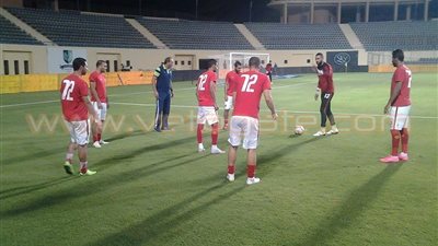 بالصور.. لاعبو الأهلي يجرون عمليات الإحماء استعدادًا لمواجهة بتروجت