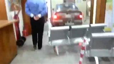 بالفيديو.. سائق «بي أم» يقتحم مستشفى في السعودية انتقامًا من مالكها