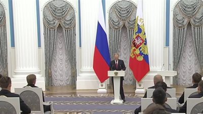 بوتين يمنح جوائز الدولة للمنتخب الروسي (فيديو)