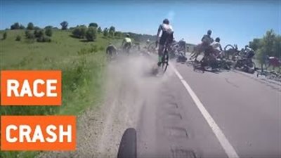 بالفيديو.. سائق دراجة يتسبب في حادث مروع