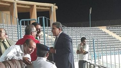 طاهر أبو زيد يحضر مباراة الأهلي وبتروجت في كأس مصر