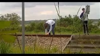 بالفيديو والصور.. قطار يدهس رجلا حاول العبور قبل قدومه