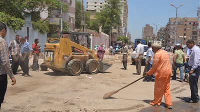 محافظ سوهاج يقود حملة لرفع القمامة ومراجعة تراخيص الأكشاك