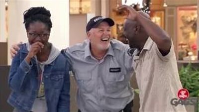 بالفيديو.. حسناء تنفذ مقلبا طريفا في زبائن مركز تجاري