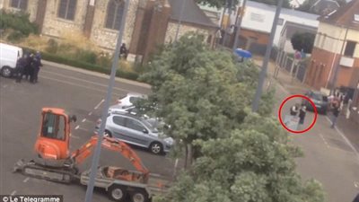 بالصور.. لحظة مقتل إرهابيين ذبحا كاهنا بكنيسة في فرنسا