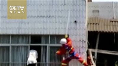 بالفيديو.. إنقاذ امرأة حامل من الانتحار على طريقة «سبايدرمان»