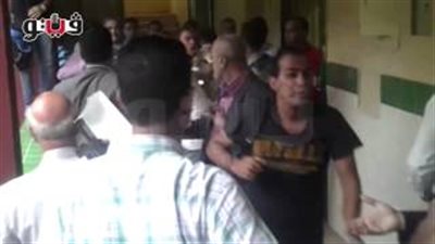 بالفيديو.. مصورو التليفزيون يعتدون على الصحفيين داخل مدرسة بالجيزة