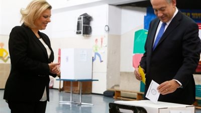 بالصور.. هجوم إعلامي حاد على بذخ نتنياهو وزوجته