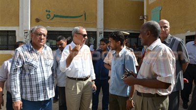 بالصور.. استبعاد 3 مديري مدارس بقنا لتدني مستوى النظافة بمدارسهم