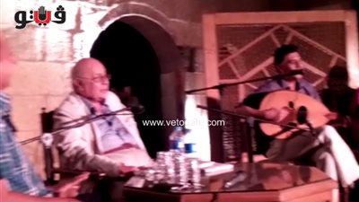 بالفيديو.. «أحمد إسماعيل» يطرب جمهوره بـ«بتغنى لمين» في ندوة «حجاب»