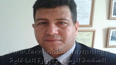 بالمستندات.. تجديد حبس المستشار المزيف.. سعى لتعيين زوجته مديرًا عامًا.. تردد على مكتب وزير التربية والتعليم لإنهاء إجراءات بعض الأفراد مقابل مبالغ مالية.. والعثور بحوزته على «كارنيه» لنادي 