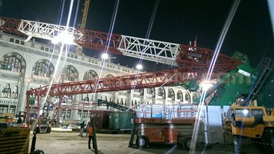 بالصور.. رافعة الحرم «المنكوبة» تتحول إلى أحد معالم التصوير بمكة