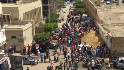 تجمع أهالي ضحايا أتوبيس بورسعيد أمام مستشفى الأميري