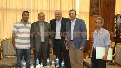 بالصور.. لجنة المنشآت تكرم رئيس جامعة طنطا
