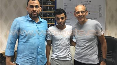 بالصور.. توقيع رجب بكار لنادي سموحة 3 سنوات