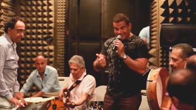 بالفيديو.. بروفة «حبيبتي» لـ عمرو دياب من «أحلى وأحلى»