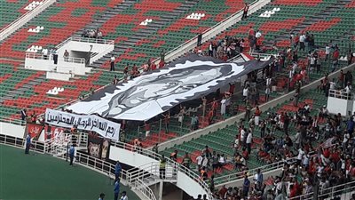 ألتراس أهلاوي ينعي طارق سليم في ملعب مولاي عبد الله