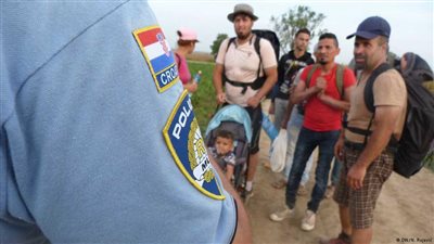 آلاف اللاجئين يصلون إلى كرواتيا بعد إغلاق المجر حدودها