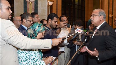 رئيس الوزراء: لا نية لتعديلات وزارية في الوقت الحالي.. لم نتلق طلبا من «كولن» باللجوء السياسي.. طرح سندات دولارية في أكتوبر المقبل.. ويطالب بشراء المنتج المصري وترشيد استهلاك الكهرباء