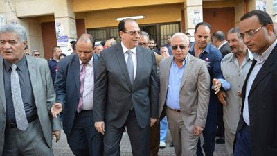 محافظ بورسعيد يطمئن على الحالة الصحية لمصابي حادث الأتوبيس (فيديو)