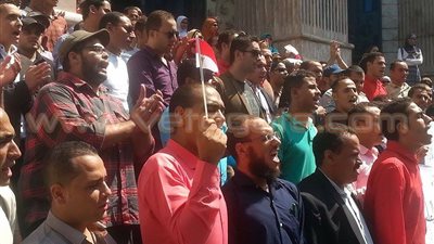 بالفيديو والصور.. وقفة لحملة الماجستير أمام «الصحفيين» للمطالبة بالتعيين