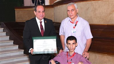 السيسي يكرم النماذج المتميزة من شباب الجامعات المصرية