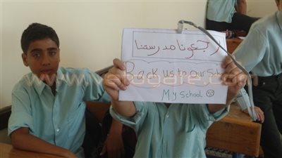 بالفيديو والصور.. تظاهر أولياء طلاب العريش لعدم وجود فصول لأبنائهم