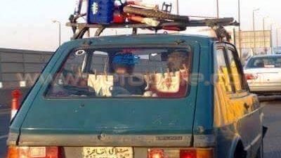 بالصورة.. حملة سخرية من صاحب سيارة 127 لنشر غسيل على حبل داخل الشنطة