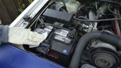 ضبط 960 زجاجة وجركن حامض بطاريات سيارات مجهولة المصدر بالغردقة