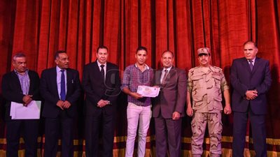 محافظ الإسكندرية بعد تكريمه للعمال: «زملائي وعيشونا حياة آدمية» (صور)