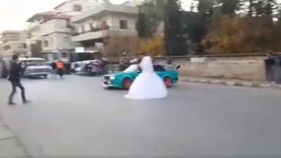 بالفيديو.. عروسان يغامران بحياتهما أمام سيارة