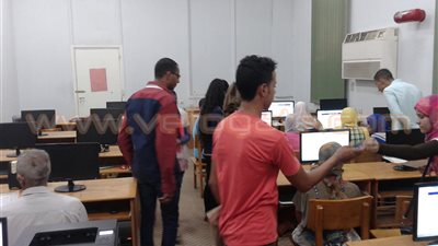 بالصور.. إقبال طلاب المرحلة الأولى على مكتب التنسيق الرئيسي بأسيوط