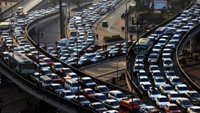 بالفيديو.. كثافة مرورية على معظم طرق القاهرة