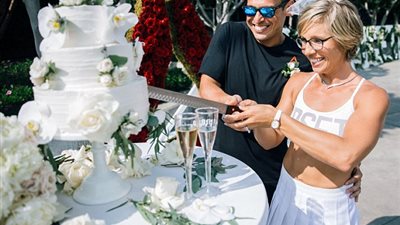 بالفيديو والصور.. عروسان يرتديان ملابس رياضية في حفل الزفاف