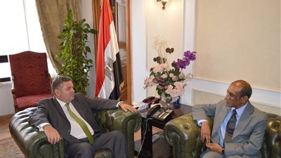 وزير قطاع الأعمال يبحث مع سفير الهند سبل تعزيز التعاون المشترك
