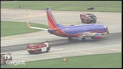 بالفيديو.. لحظة هبوط طارئ لطائرة بسبب تضرر عجلاتها